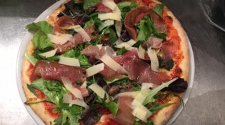 Pizza Gourmet - La pizza gourmet : Tomate, fromage, mesclun, jambon cru, tomates séchées et copeaux de comté