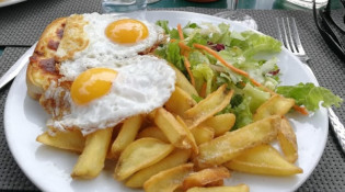 Le Cafe Des Sports - Un plat