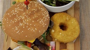 Le savane café - Une assiette burger