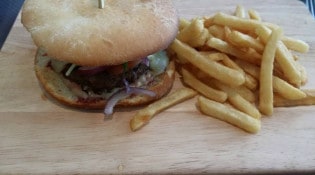 Le Napoule Grill - Un burger et frites