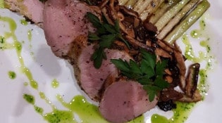 Divine Dining - Filet de veau au miel, thym, moutarde grain et croûte de persil. Sur une fricassée de champignons sauvages et de poireaux grillés, fini avec une huile de persil, servie avec un riche jus de vin rouge