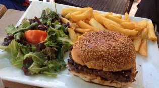 Le Mesclun - Un burger et frites