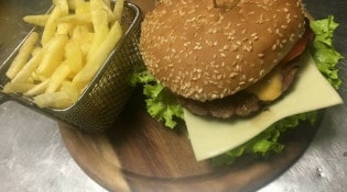 Cucina Della Mamma - Un burger avec frites