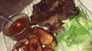 La Béoua d’Afi - Un entrecôte de bœuf accompagnée de bananes plantain et une petite sauce faite 