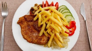 Quai 13 - Une assiette de viande avec frites maison 
