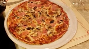 Restaurant ou pastre - Une pizza