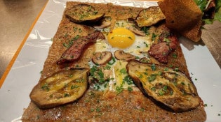 Crêperie du moment - Une galette de sarrasin bio : oeuf et aubergines bio du gaec la Cavagne de Carros, champignons de Paris frais, persillade, filet de crème fraîche bio, camembert au lait cru, poitrine grillée