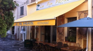 Le Pin Parasol - La façade du restaurant