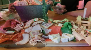 Makao - Une planche de charcuteries et de fromages