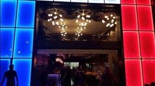 Soviet - La façade du restaurant avec la terrasse