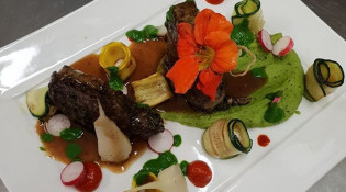 Auberge de Gourdon - Cotelettes d'agneau avec une purée de petits pois et legumes de saison