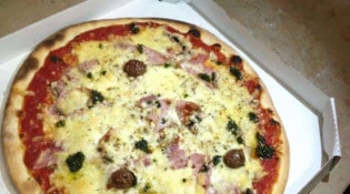 Drive In Restaurant - La pizza à base sauce tomate