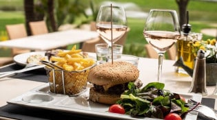 Bistro du Golf - Un burger, salade, frites