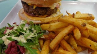 Brasserie Du Cours - Une assiette burger