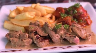 Le Châtaignier - filet mignon de porc rôti sauce aux cèpes ,ratatouille, frites