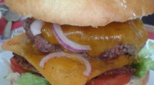 A midi dix - Un big burger avec sa galette de pomme de terre et sa sauce au poivre, steak cheddar et bacon