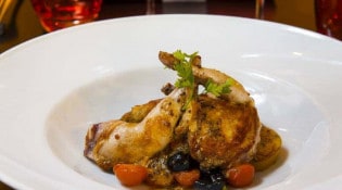 La table d'Alaïs - Caille semi-désossée puis rôtie, farfalle liées au jus, piment d'Espelette et tomates confites