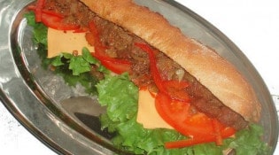 Compose it - Un sandwich au boeuf mariné avec ses légumes