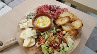 Le D'Lys - Planches de charcuterie, planche de fromage, camembert au four, salade sandwich ou bruschettas 