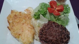 Le Mirabeau - Steak haché de Blackangus, gratin dauphinois servi avec sa salade verte