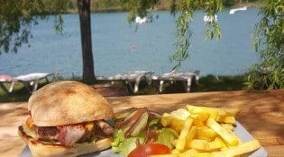 Teleski Nautique - Une assiette burger 