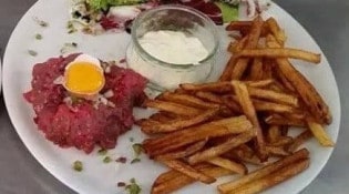 Au ptit bô'bar - un tartare de boeuf, frites, salades