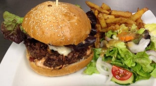 Chez Stéphan  Café Gourmand - Burger ibérique maison: steack haché frais confit d'oignons champignons sauté manchego sauce bravas