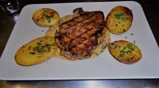 Au Temps Gourmand - Poire de boeuf, sauce champignons, pommes de terre rôties