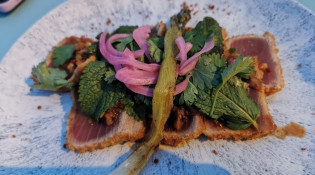 Restaurant Les Bains - Tataki de thon, sauce soja, salade de coriandre et menthe