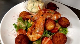 La Place Gourmande - Salade du soir accras de morue maison gambas