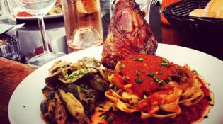 Rotisserie Montaigne - Souris d'Agneau rôtie au feu de bois accompagnée de sa caponata maison