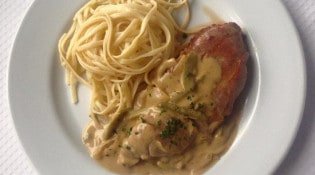 La gratinée - L'émincé de porc sauce charcutière et linguines