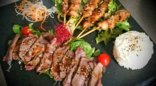 Koï sushi bar - Les tatakis de boeuf et yakitoris poulets