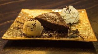 Orienthé - Gâteau chocolat fait maison, accompagné de chantilly et d'une boule de glace à la vanille, & sa poudre de coco