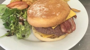 Le Wheeling Café - Une assiette burger 