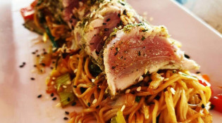 Jimmy n Drinks - Tataki de thon avec wok de légumes et nouilles chinoises