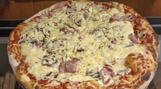 Catania Pizza - Une pizza à base tomate
