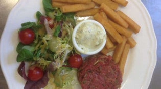 Le Commerce - un tartare de boeuf, salade, frites