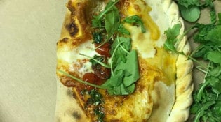 La Pizz' di Napoli - Une calzone 
