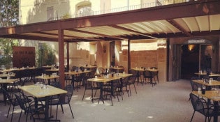 La Table De Grans - La façade du restaurant avec la terrasse 