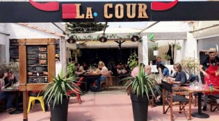 La cour - La terrasse