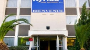 Hôtel Restaurant Kyriad - La façade