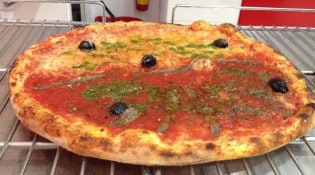 Pizzeria la Tomate Rouge - La pizza moitié emmental moitié anchois persillades