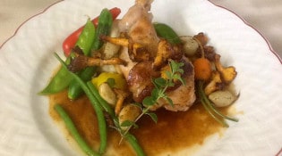 Masdesroses B&B Provence - Confit de lapin avec un miel, romarin, glaçage à l'ail, bacon et chanterelles
