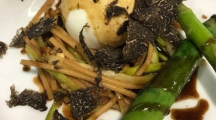 Auberge de Noves - Un œuf coulant aux premières asperges vertes de pays et râpée de truffe du ventoux