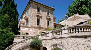 Auberge de Noves - La façade du restaurant