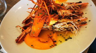 Le Scoop - Gambas sautées au gimgembre, menthe avec purée de patates douces et sauce a l'orange
