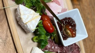 La chope dorée - Une planche de charcuteries et fromages
