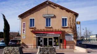 Le Carrefour - La façade