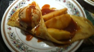 Le Café Français - crêpe aux pommes flambées au calvados et sa boule de glace caramel au beurre salé